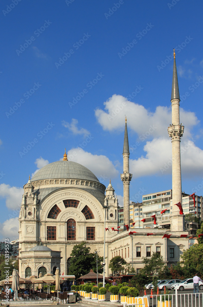 Fototapeta premium Dolmabahces mosque in Istanbul, Turkey 