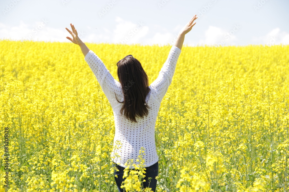 Naklejka premium yellow field and girl