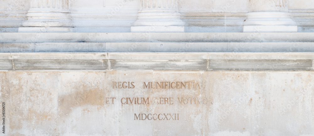 Écritures sur le mur de la maison carrée, Nîmes