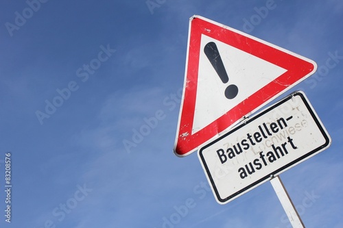 Deutsches Verkehrszeichen: Gefahrstelle - Baustellenausfahrt