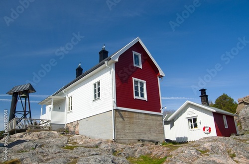 Cottage on the coast in Sweden © raimund14