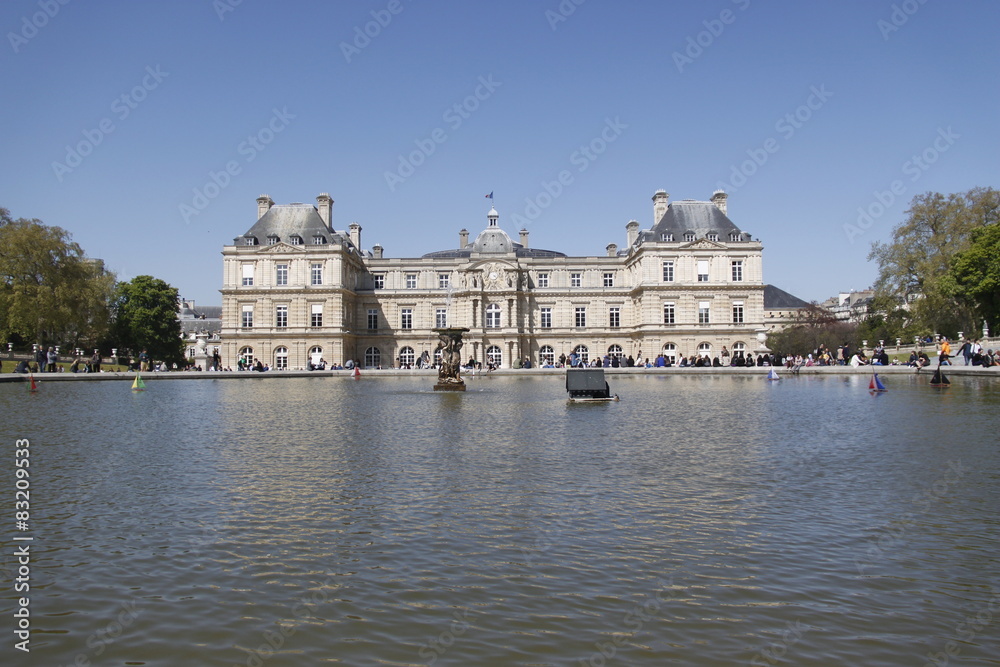 Bassin devant le Palais du Luxembourg à Paris