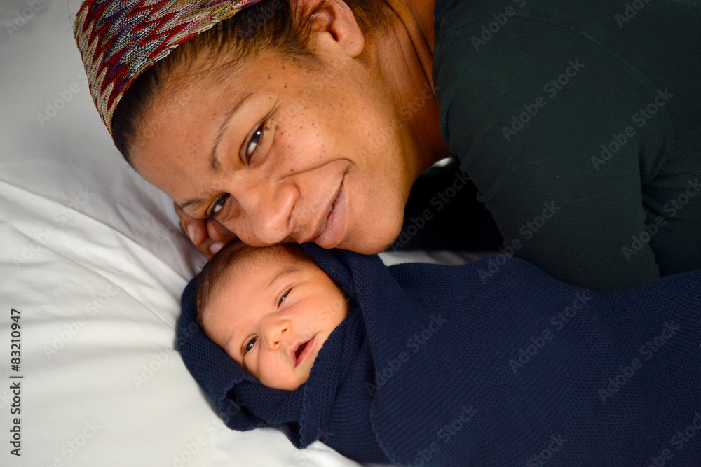 Mutter mit neugeborenem Baby Mutter mit neugeborenem Baby