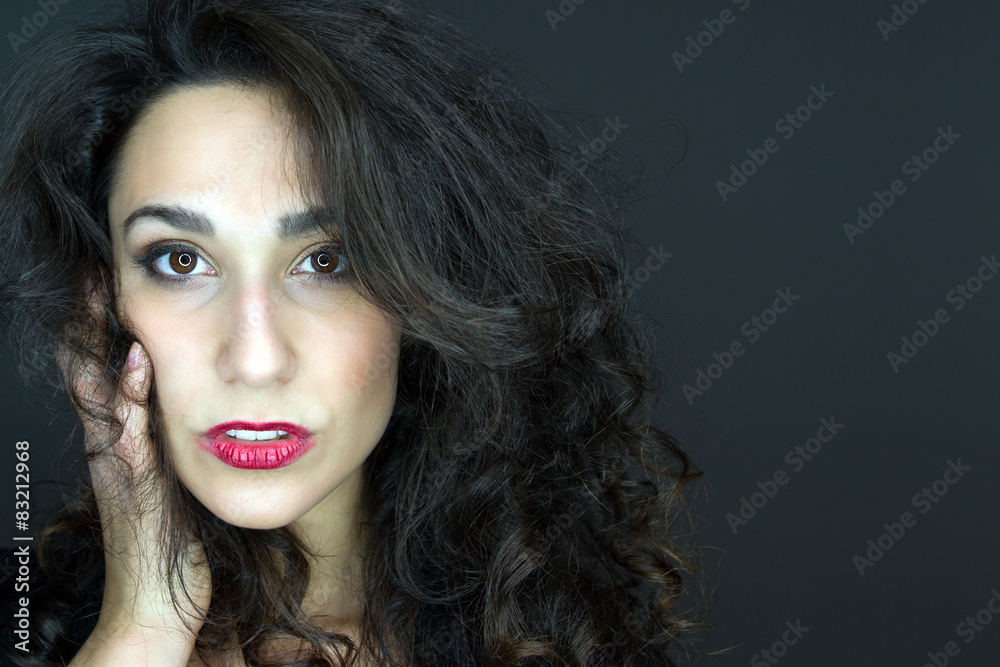 Fototapeta premium schönes Portrait einer Schwarzhaarige Frau