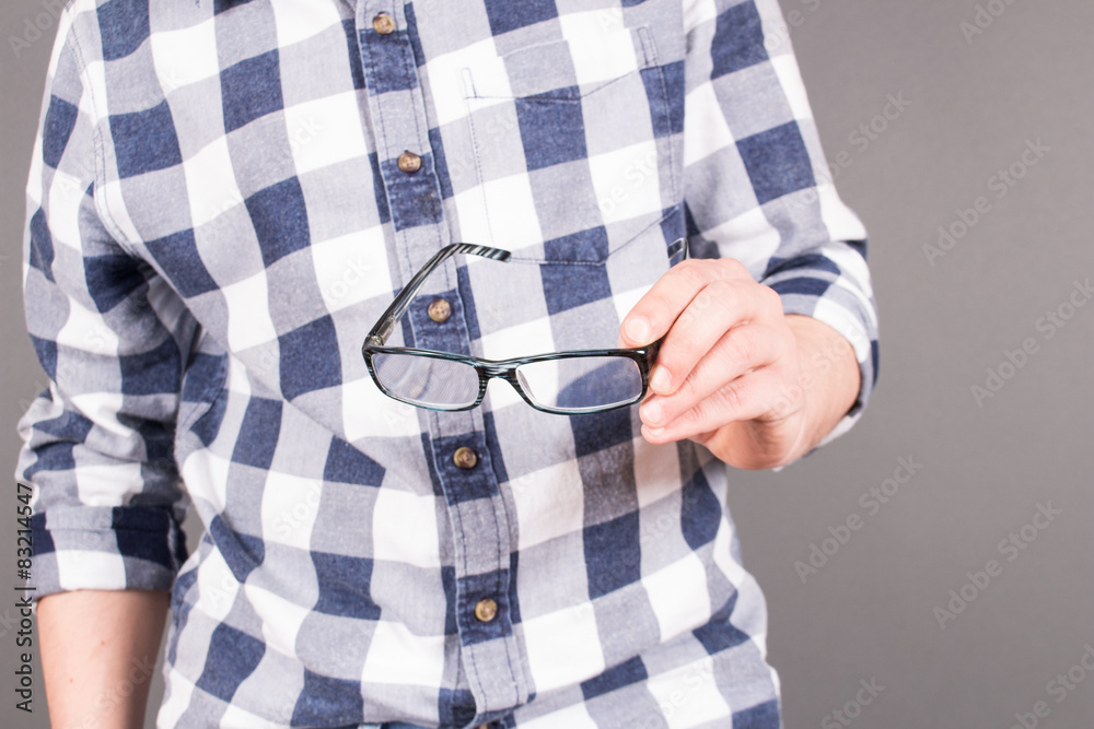Brille in der Hand halten Brille in der Hand halten