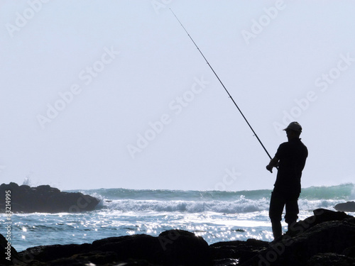Pescador junto ao mar