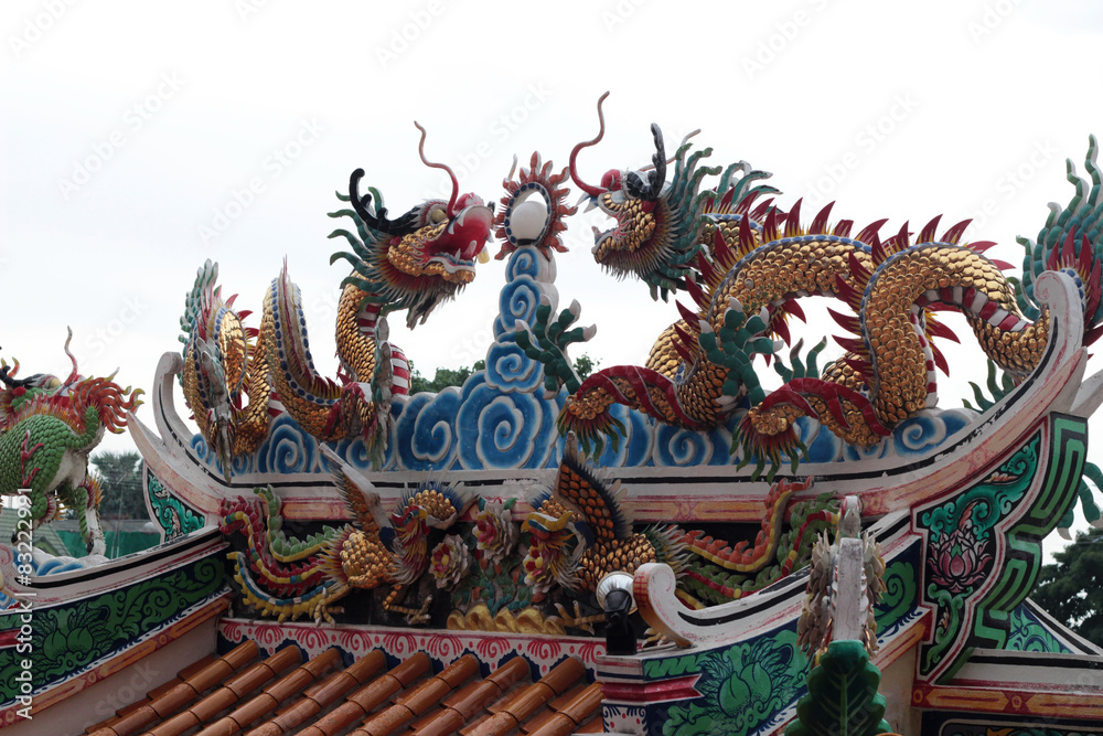 Fototapeta premium Dragon statue on the roof