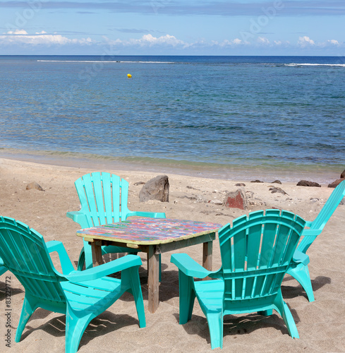 table et chaises sur plage de vacances