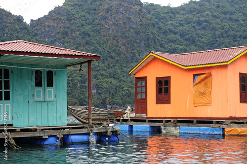 Fotografia maisons flottantes baie d'along vietnam