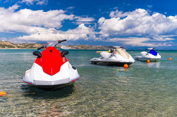 Acrylglasbilder Wasser Motorsport Jetskis vor tropischem Sandstrand verankert  © jovannig