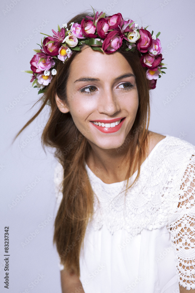 Chica con corona de flores Chica con corona de flores