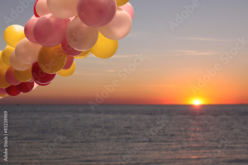 ballons am meer mit sonnenuntergang