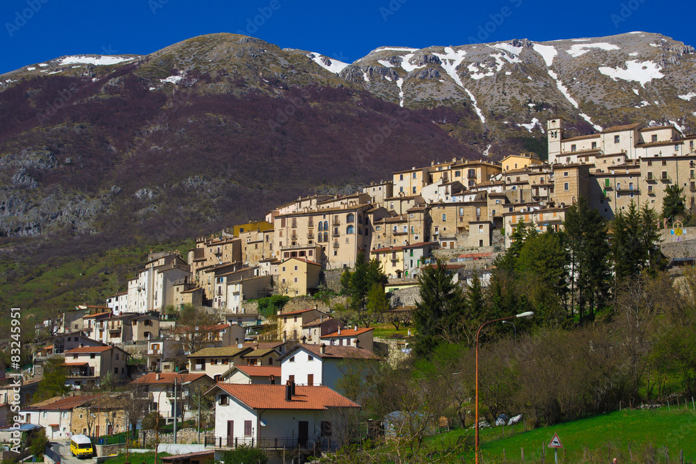 Piccolo villaggio nell'appennino abruzzese, Italia