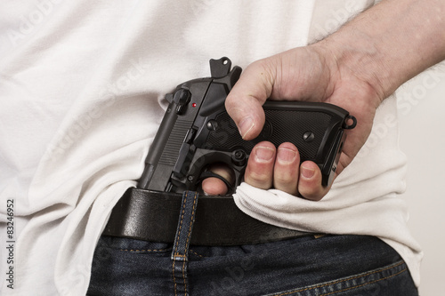 Φωτογραφία Hombre con Pistola automática en la cintura