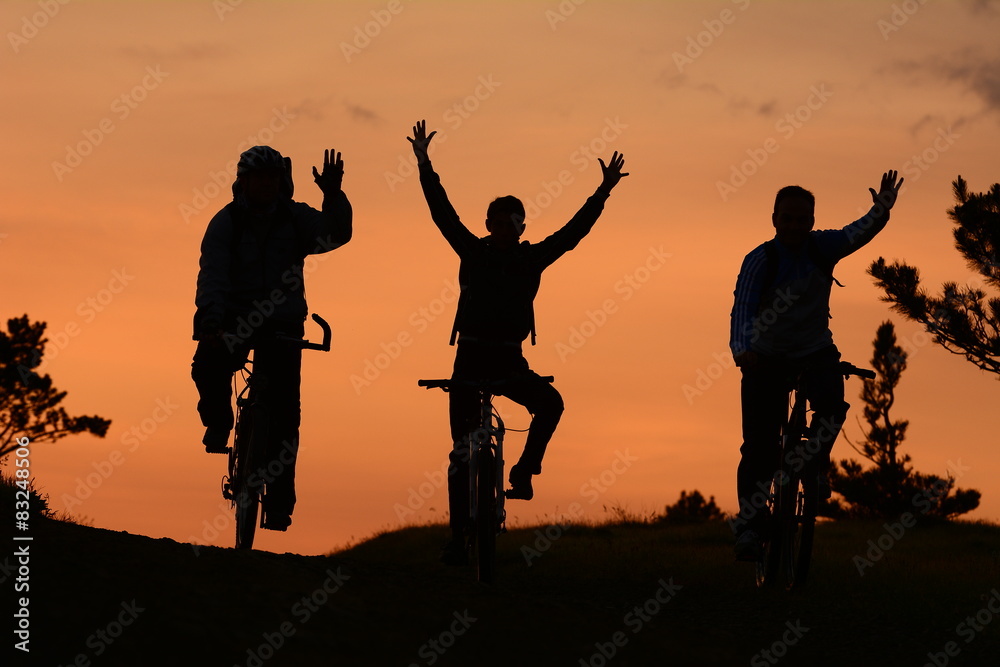 gündoğumunda bisikletli ekip