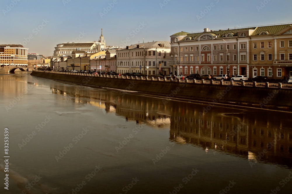 Obraz premium Москва. Вид на Болотную набережную