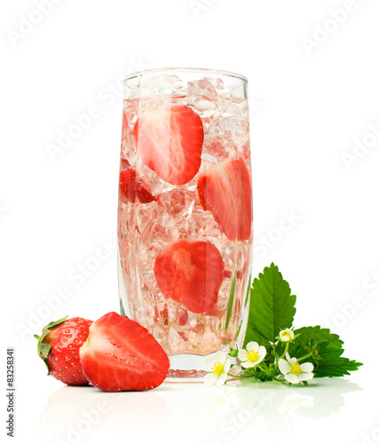 Obraz na plátne Refreshment beverage with strawberries and ice cubies
