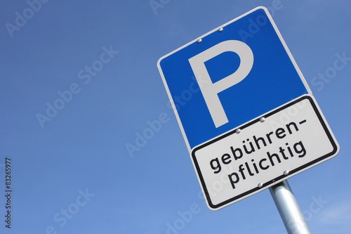 Deutsches Verkehrszeichen: gebührenpflichtiger Parkplatz