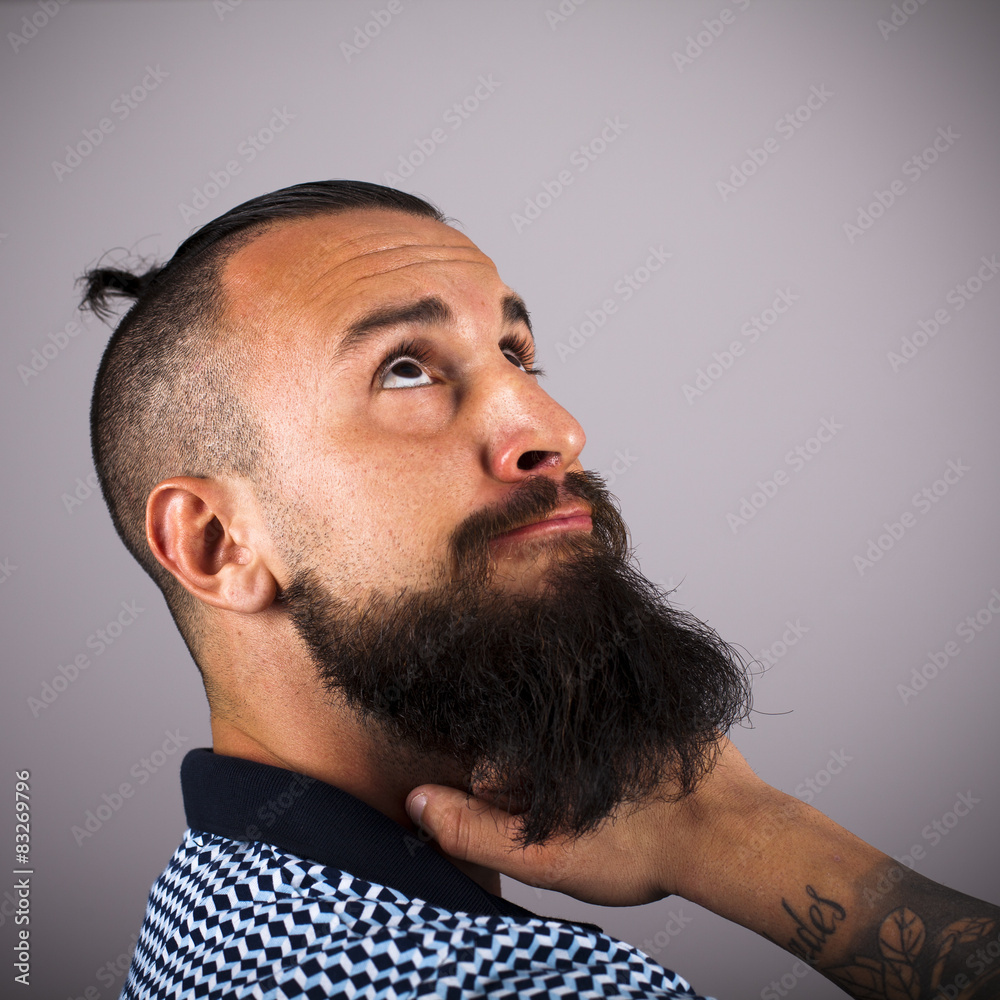 Obraz premium Hipster mirando hacia arriba