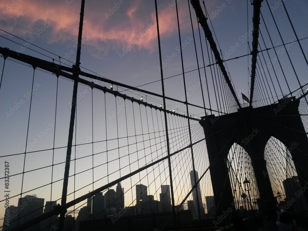 Fototapeta premium Brooklyn Bridge in der Abenddämmerung