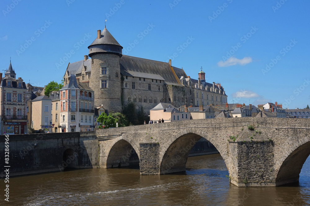 Laval, château et vieux pont