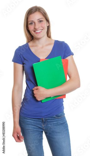 Lachende deutsche Studentin im blauen Shirt