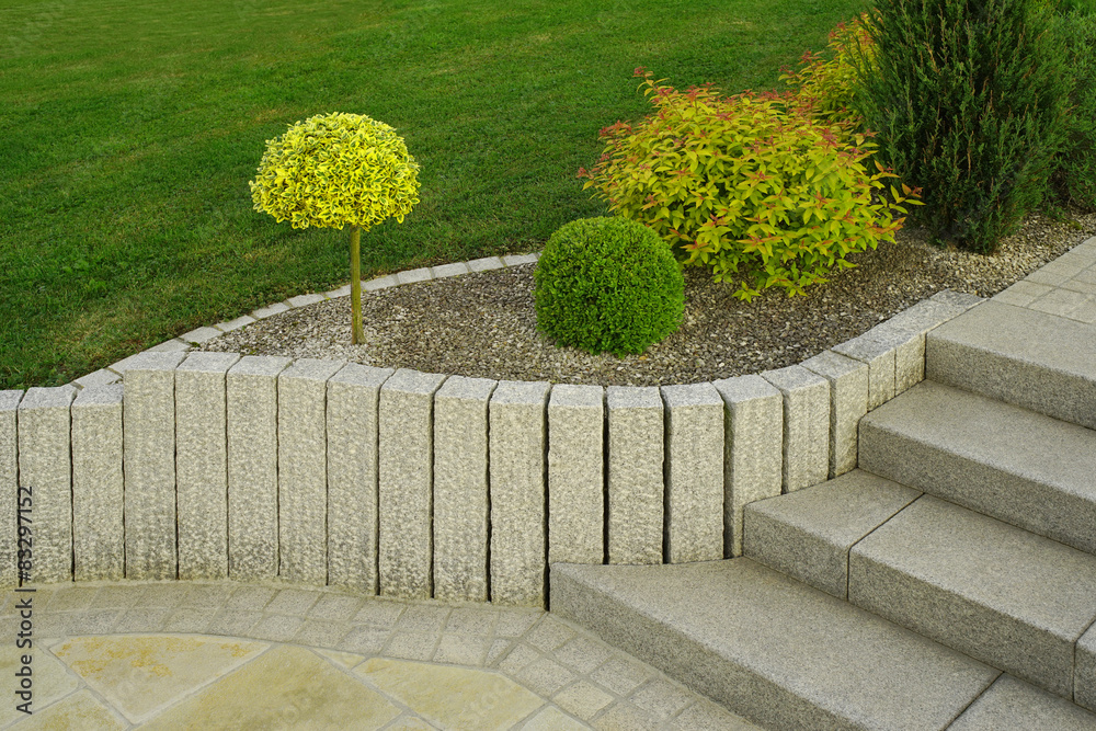Moderner als Steingarten mit Treppe aus Granit Stock Photo
