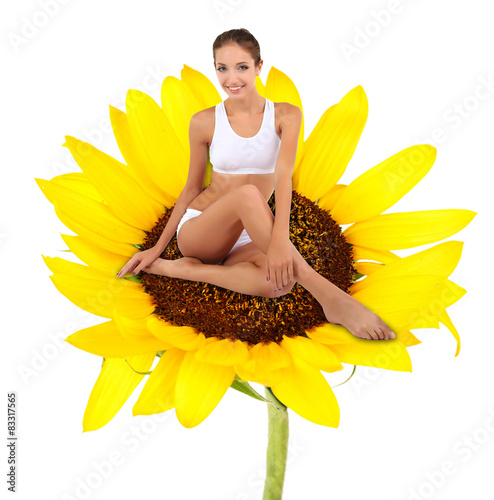 Beautiful young woman sitti...