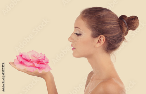 Beautiful young woman holdi...