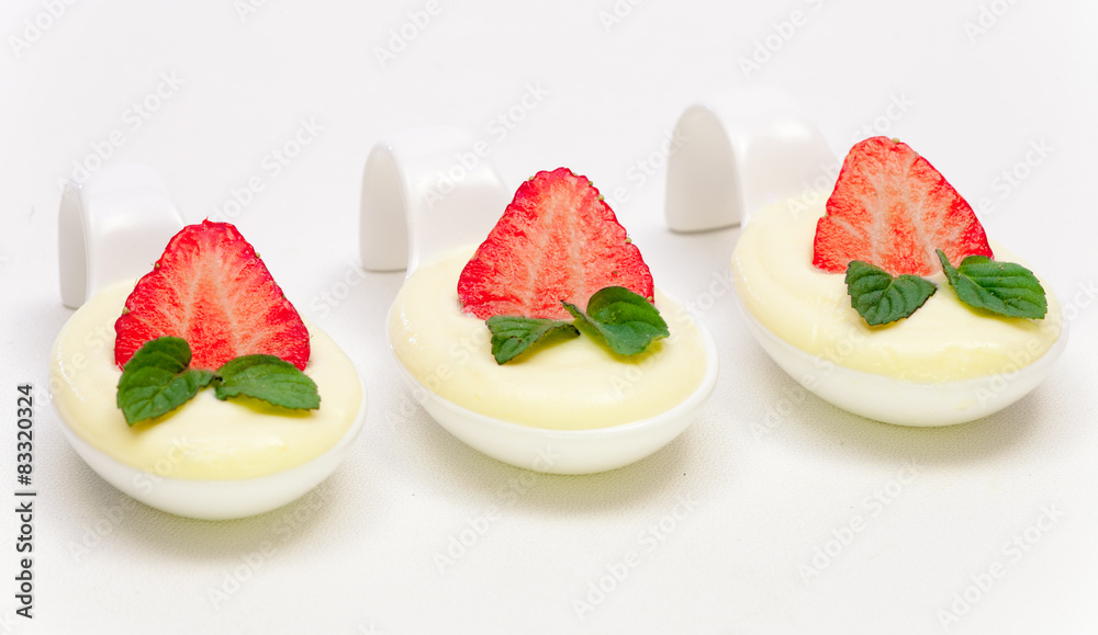 Vanille-Erdbeer-Dessert im Fingerfood-Löffel Stock-Foto | Adobe Stock