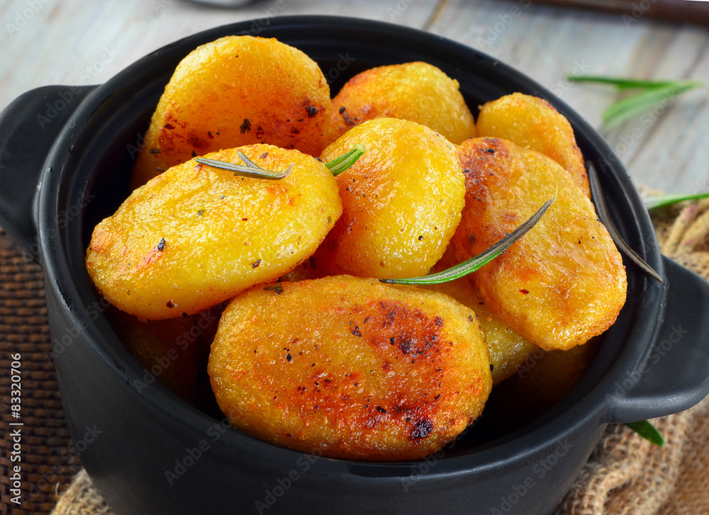 Roasted potatoes with rosemary
