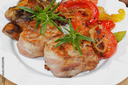 Gegrillte Schweinemedaillons,Champignons, Paprika, Tomaten