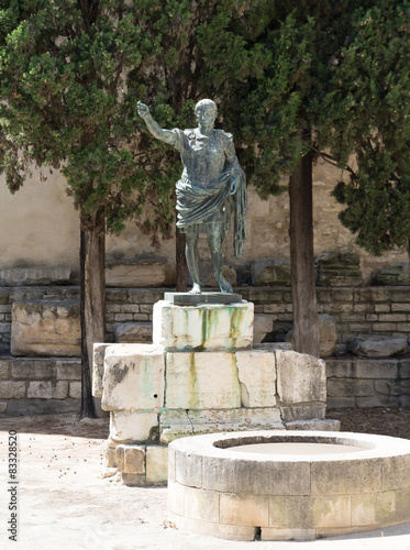 Statue d'Auguste, Nîmes photo