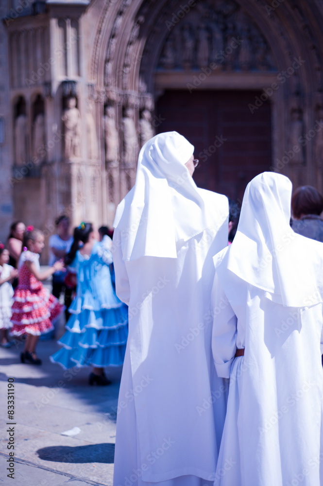 Nonnen vor einer Kirche