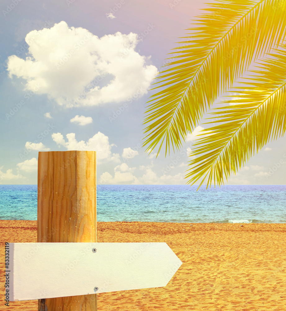 Obraz premium Paradise beach with empty wooden sign - Vacation concept