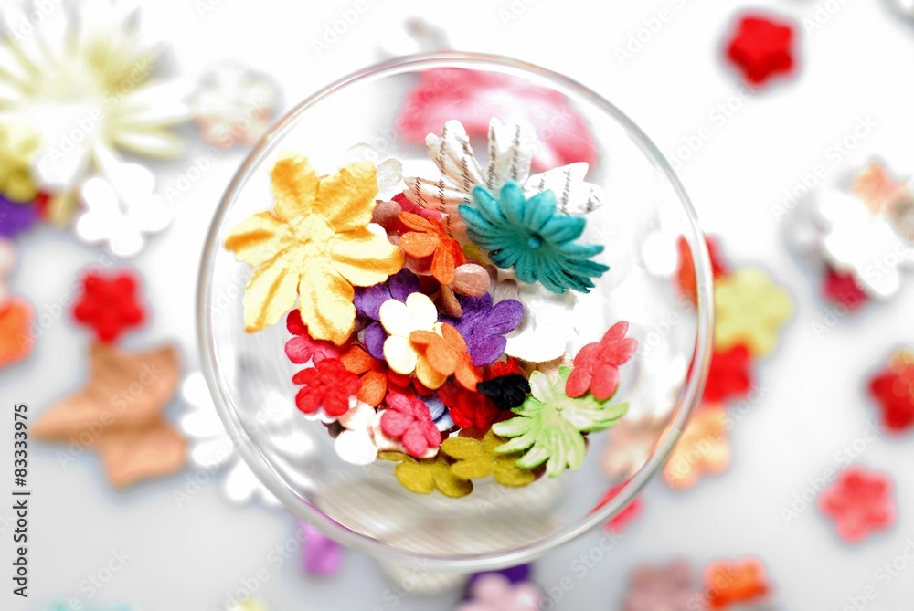 カクテルグラスと雑貨のお花. カクテルグラスと雑貨のお花.