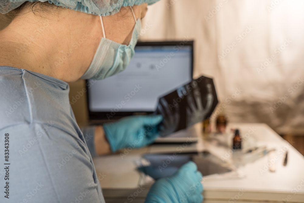 Fototapeta premium female doctor is looking at a x-ray