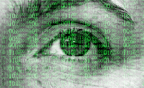 Auge einer Frau mit Binärcode