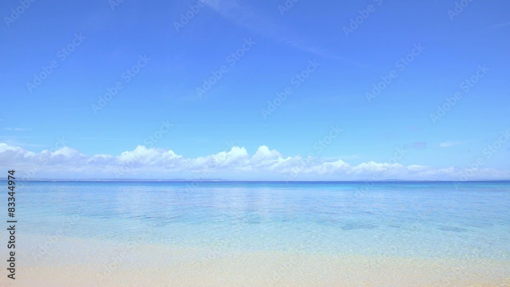 久高島の綺麗な海と夏空 久高島の綺麗な海と夏空