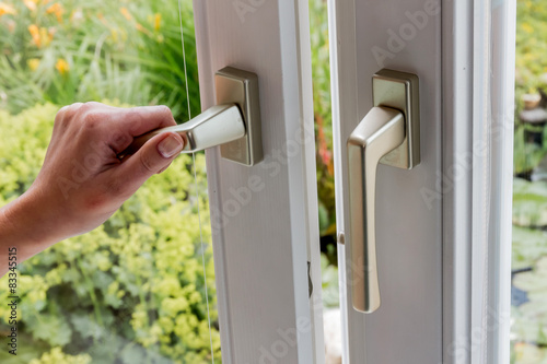 Frau öffnet Fenster zum Lüften