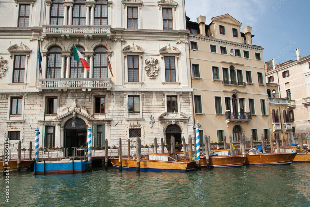 Venise : bateaux à quai devant un bâtiment officiel