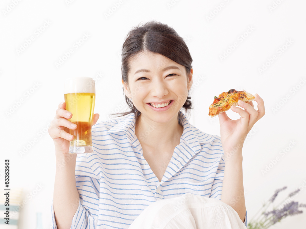 ピザとビールを持つ女性