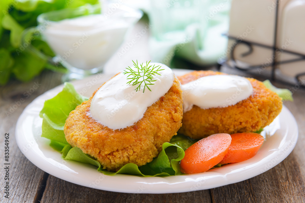 Dietetic carrots cutlets with yogurt sauce