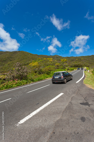 voitures sur route des Plaines, île de la Réunion 
