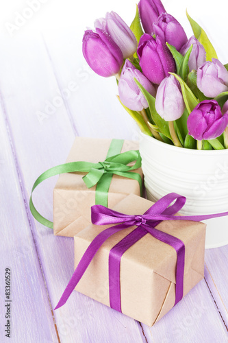 Fototapeta Naklejka Na Ścianę i Meble -  Purple tulip bouquet and gift boxes