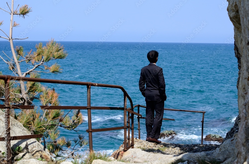 海を見つめる男