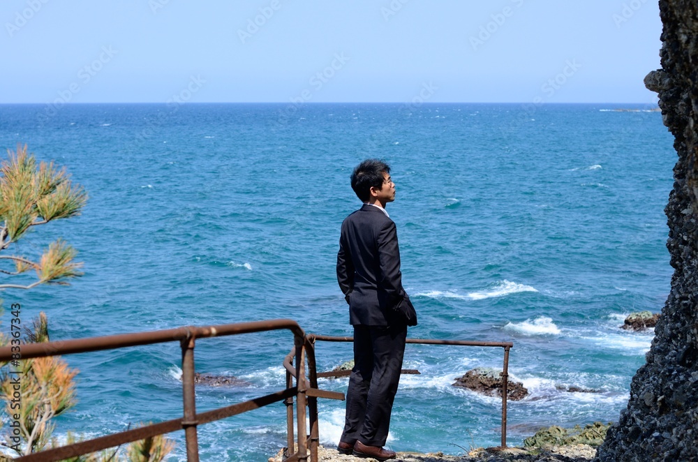 海を見つめる男