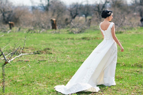 Foto The bride on a green meadow