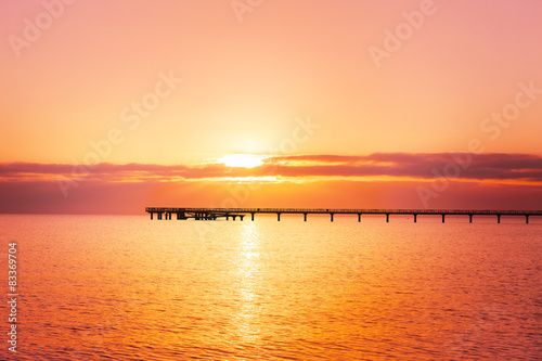 Steg im Meer bei Sonnuntergang