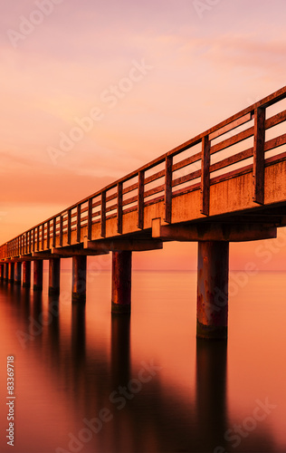Steg im Meer bei Sonnuntergang